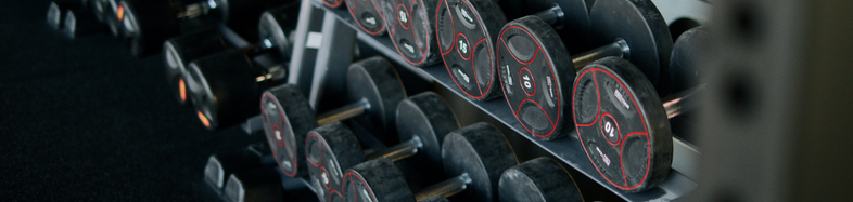 Buikspieren trainen met dumbbells? Drie simpele oefeningen!